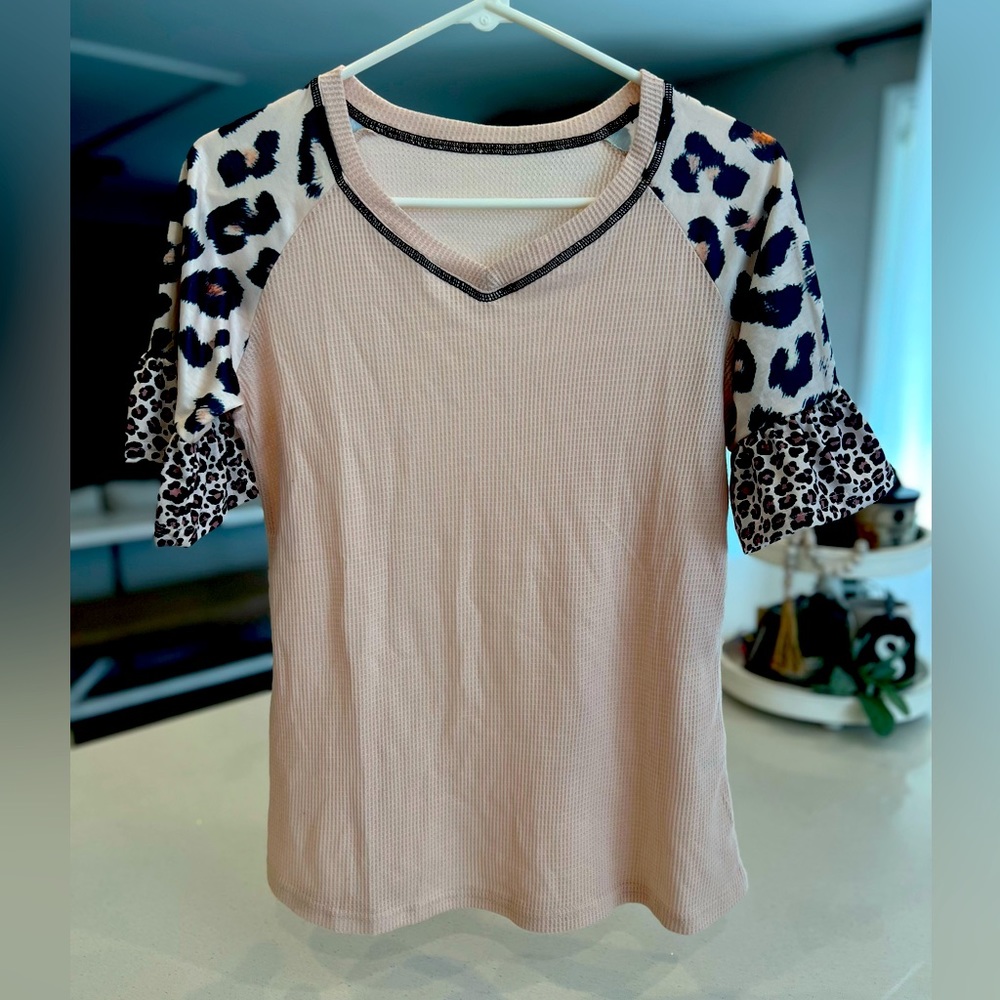 Leopard detailed sleeve v neck. Size small.